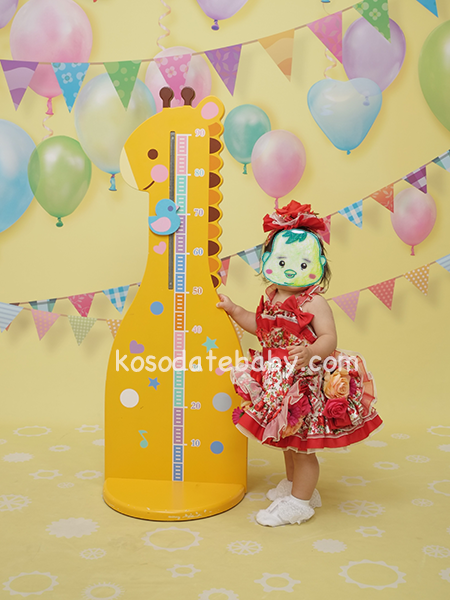 身長を計る子ども